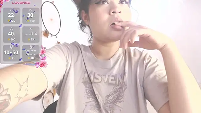 Snapshot of Amara18_ chatting on 10.04.25 Amara18 online show from 10.04.25