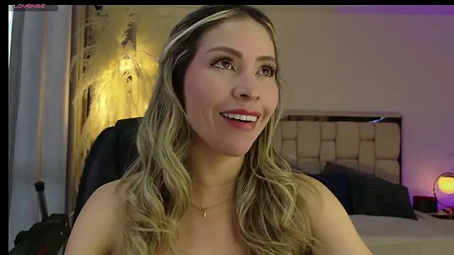 Snapshot of Ammy_Castro chatting on 11.06.25 Ammy Castro online show from 11.06.25