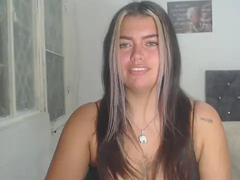 Snapshot of sweetkitty_16 chatting on 10.18.25 sweetkitty 16 online show from 10.18.25