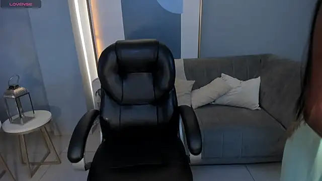 Snapshot of JessicaWilliams1 chatting on 10.05.25 JessicaWilliams1 online show from 10.05.25