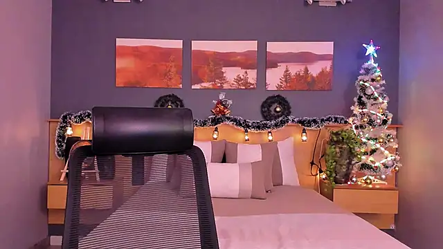 Snapshot of LiliJones_ chatting on 12.11.24 LiliJones online show from 12.11.24