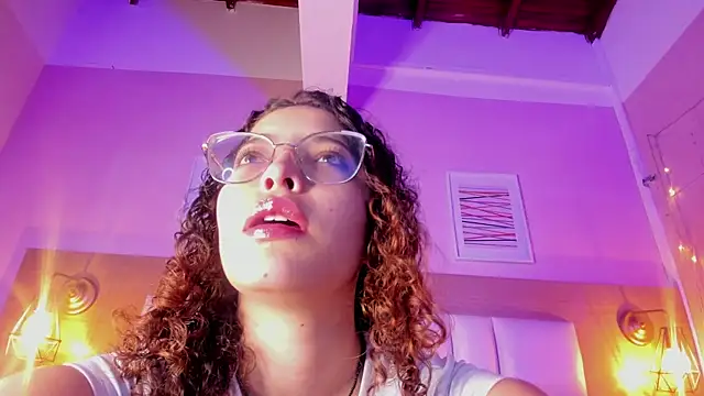 Snapshot of Dollar-girl chatting on 01.08.25 Dollar-girl online show from 01.08.25