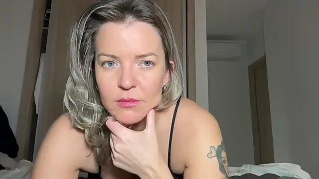 Snapshot of naughtyhollyxxxx chatting on 02.05.25 naughtyhollyxxxx online show from 02.05.25