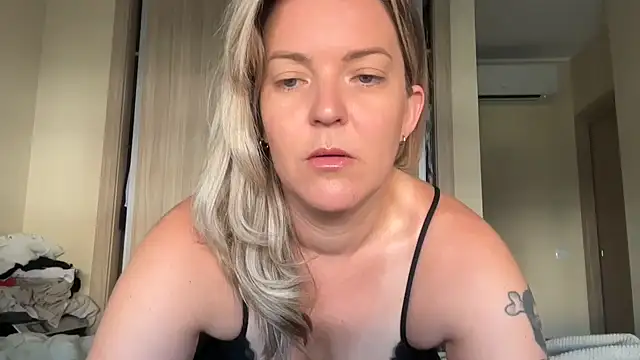 Snapshot of naughtyhollyxxxx chatting on 09.11.25 naughtyhollyxxxx online show from 09.11.25