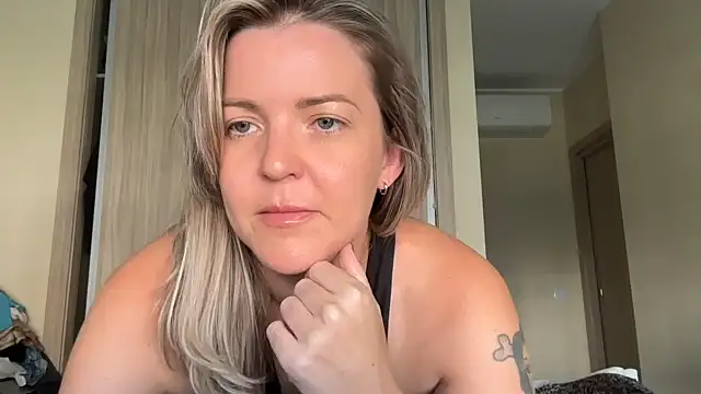 Snapshot of naughtyhollyxxxx chatting on 09.30.25 naughtyhollyxxxx online show from 09.30.25