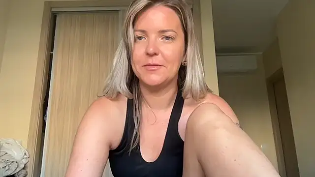 Snapshot of naughtyhollyxxxx chatting on 10.10.25 naughtyhollyxxxx online show from 10.10.25