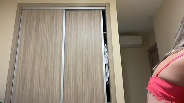 Snapshot of naughtyhollyxxxx chatting on 10.16.25 naughtyhollyxxxx online show from 10.16.25