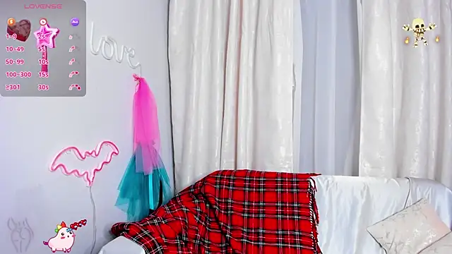 Snapshot of jessica_tiny chatting on 11.10.25 jessica tiny online show from 11.10.25