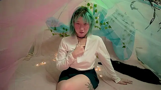 Snapshot of Akemilun chatting on 10.26.25 Akemilun online show from 10.26.25