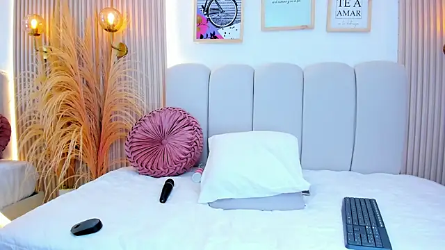 carolriveraa  online show from 10.04.25