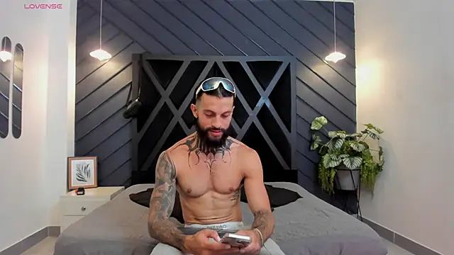 Snapshot of Apolo_Bianco_ chatting on 09.29.25 Apolo Bianco online show from 09.29.25