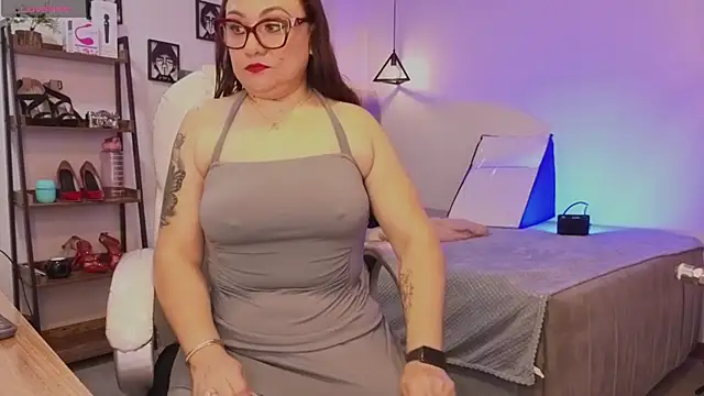 Snapshot of lady_nylon_ chatting on 10.28.25 lady nylon online show from 10.28.25