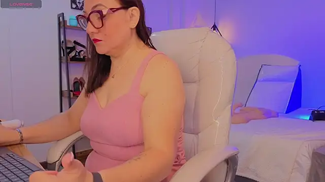 Snapshot of lady_nylon_ chatting on 11.08.25 lady nylon online show from 11.08.25