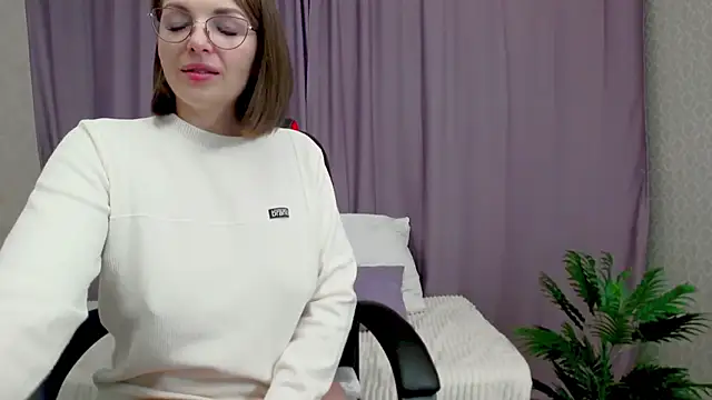 Camelia Lillie online show from 01.08.25