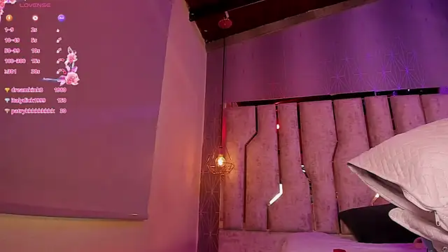 Snapshot of ari_monet chatting on 02.15.25 ari monet online show from 02.15.25