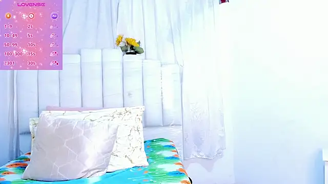 Snapshot of RoxannaBlanche chatting on 09.28.25 RoxannaBlanche online show from 09.28.25