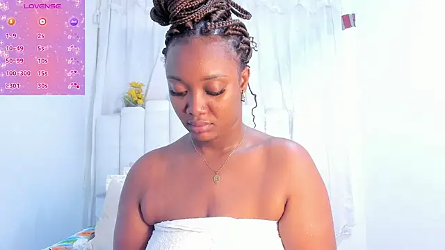 Snapshot of RoxannaBlanche chatting on 09.29.25 RoxannaBlanche online show from 09.29.25