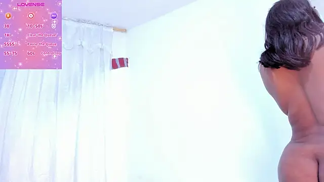 Snapshot of RoxannaBlanche chatting on 10.19.25 RoxannaBlanche online show from 10.19.25