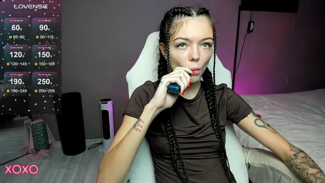 Snapshot of Mariella_Adamss chatting on 10.30.25 Mariella Adamss online show from 10.30.25