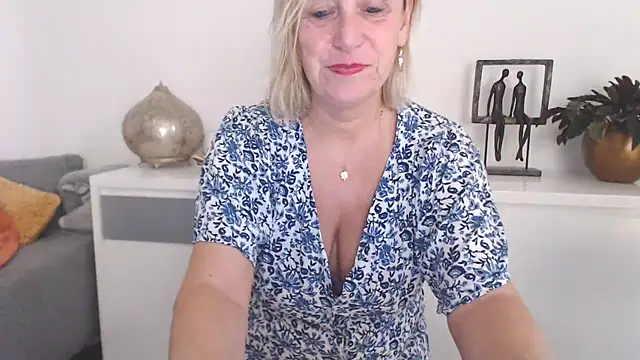 Snapshot of legalyblond chatting on 10.30.25 legalyblond online show from 10.30.25