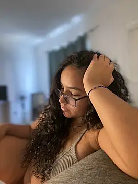 CurlyGirl 1 online show from 12.17.24