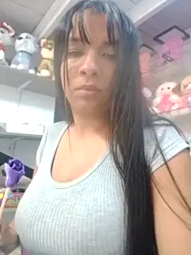 Snapshot of VivienAndClark chatting on 11.05.25 VivienAndClark online show from 11.05.25