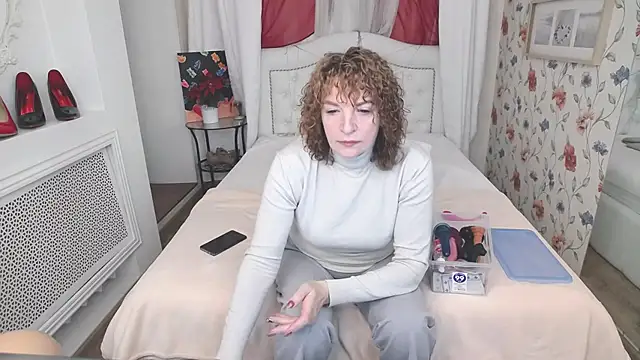 Snapshot of AmiHotGranny chatting on 09.30.25 AmiHotGranny online show from 09.30.25