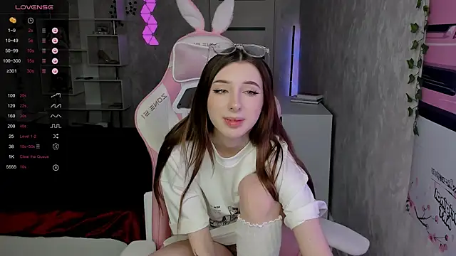 Polly  Hill online show from 11.12.25