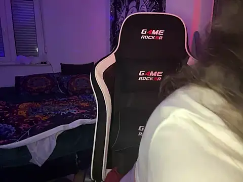 Snapshot of kinkygirl420x chatting on 02.04.25 kinkygirl420x online show from 02.04.25