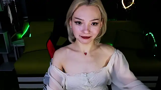 Snapshot of SandraBoyl chatting on 12.30.24 SandraBoyl online show from 12.30.24