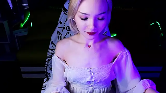 Snapshot of SandraBoyl chatting on 12.30.24 SandraBoyl online show from 12.30.24