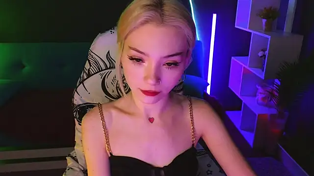 Snapshot of SandraBoyl chatting on 02.02.25 SandraBoyl online show from 02.02.25