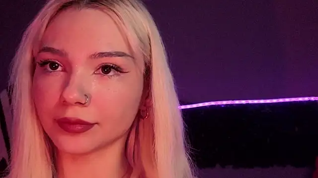 Snapshot of SandraBoyl chatting on 11.21.25 SandraBoyl online show from 11.21.25