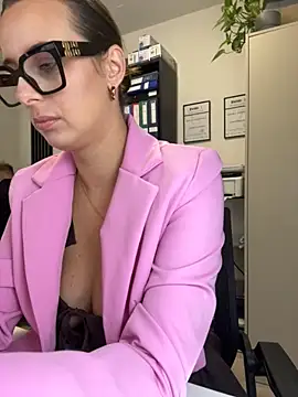 Hii Lolla online show from 11.04.25