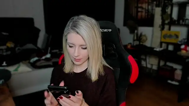 Lisaonthemoon online show from 10.15.25