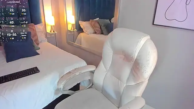 CheneellLorens online show from 12.07.24