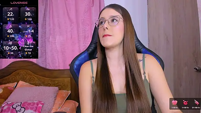 Snapshot of ParisShayk chatting on 10.17.25 ParisShayk online show from 10.17.25