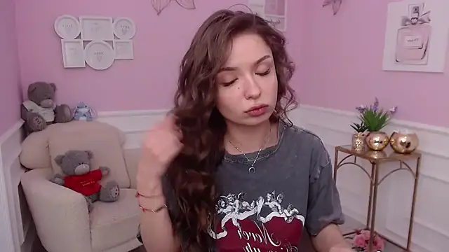 LucySkilar online show from 10.17.25