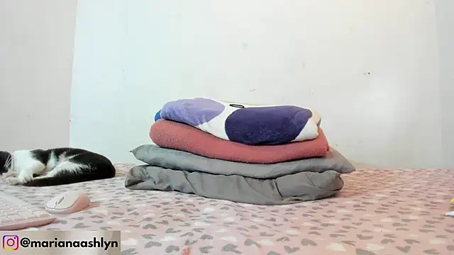 Melaniegirl17 online show from 10.14.25