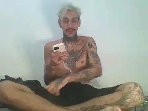 Snapshot of PitbullDiablo1 chatting on 11.04.25 PitbullDiablo1 online show from 11.04.25