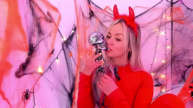 nicole valencia  online show from 10.27.25