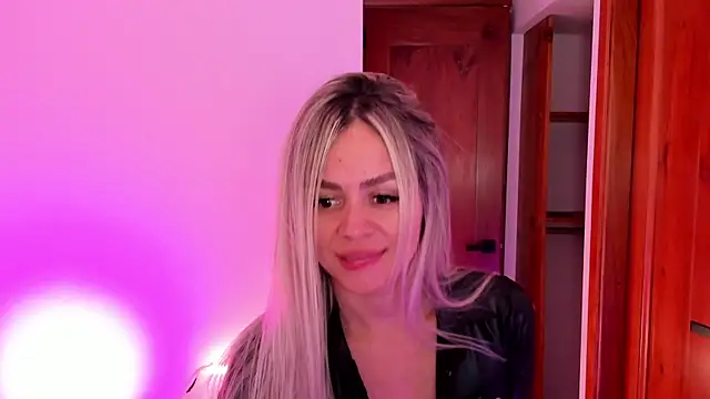 nicole valencia  online show from 11.05.25