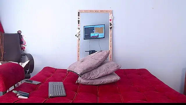 Snapshot of Tamararios chatting on 02.18.25 Tamararios online show from 02.18.25