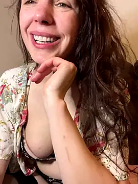 Snapshot of GillKelly chatting on 10.28.25 GillKelly online show from 10.28.25