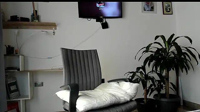 Snapshot of manucute_23_ chatting on 02.19.26 manucute 23 online show from 02.19.26