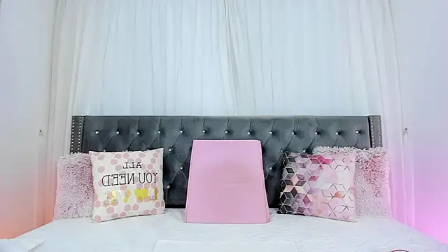 IsabellaJames online show from 10.30.25