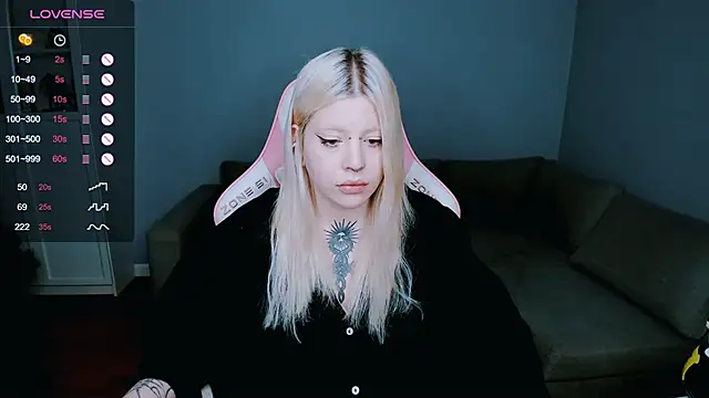 Snapshot of __leslie__ chatting on 12.28.24 leslie online show from 12.28.24