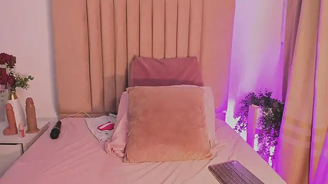 Snapshot of MirandaRoxx chatting on 09.29.25 MirandaRoxx online show from 09.29.25