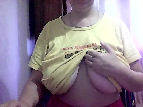 Snapshot of AnaXBerry chatting on 10.03.25 AnaXBerry online show from 10.03.25