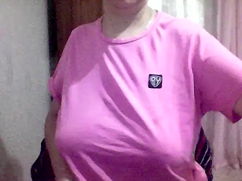 Snapshot of AnaXBerry chatting on 10.04.25 AnaXBerry online show from 10.04.25